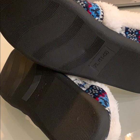 Slippers - unisex - 9/10 men’s or 11/12 ladies - Picture 3 of 4